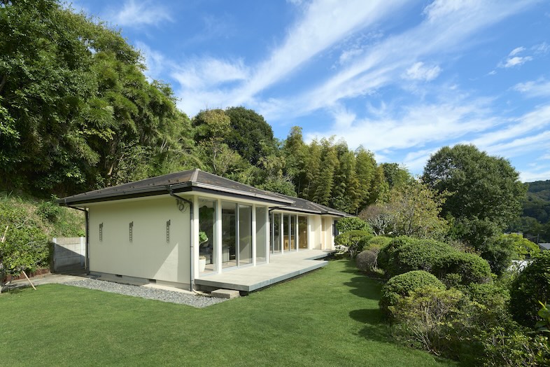 J studio 鎌倉 丘の家｜広い芝生の庭を活かして、大人数の撮影や商品撮影、ファミリーカットまで幅広く対応可能