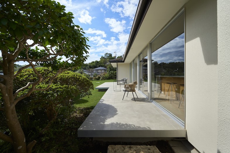 J studio 鎌倉 丘の家｜軒下の優しい影と広い庭は、モデルが自然体で歩くムービーやテーブルシーンの屋外撮影に最適