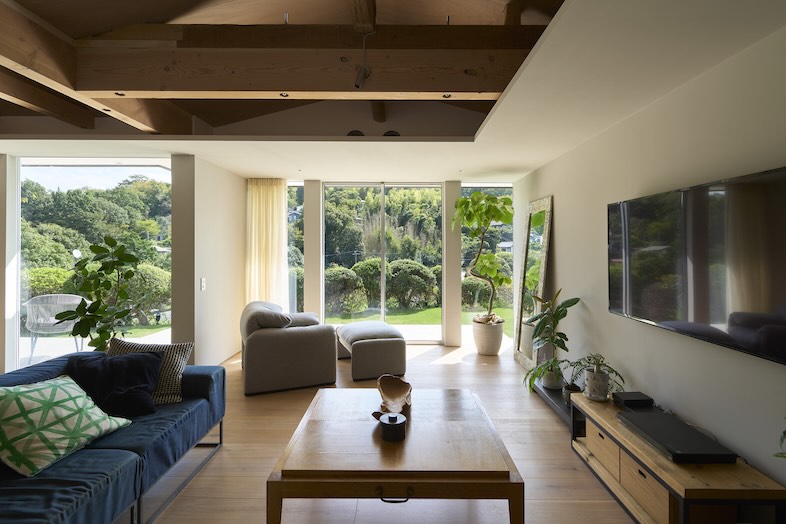 J studio 鎌倉 丘の家｜大窓から庭まで一直線に抜ける構図のため、余白が家具や人物を引き立てます