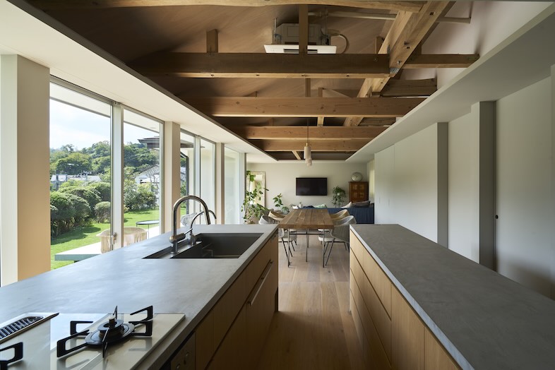 J studio 鎌倉 丘の家｜自然光が降り注ぐオープンキッチン