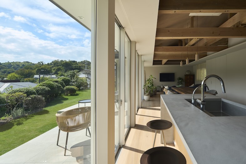 J studio 鎌倉 丘の家｜庭を眺めるダイニングは食卓シーンの広告撮影にぴったり