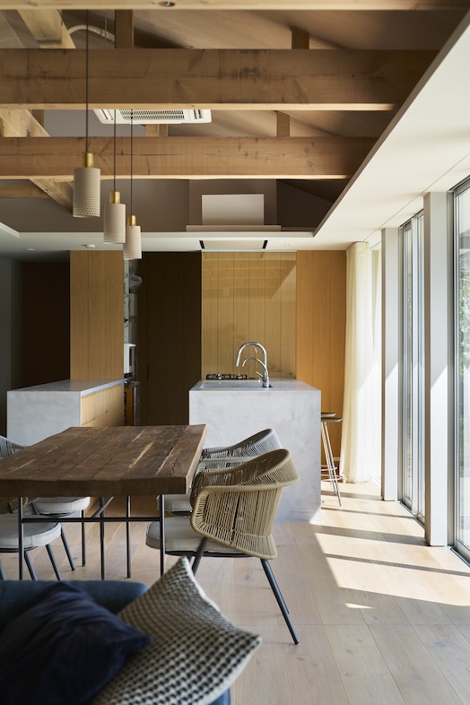 J studio 鎌倉 丘の家｜自然光で満たされたキッチンエリア