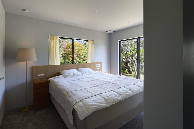 J studio 鎌倉 丘の家｜四季折々の風景を眺めながら寝起きができるベッドルーム ※オプション使用