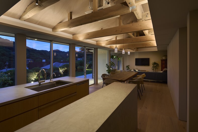 J studio 鎌倉 丘の家｜夜の暖色ライトが映えるオープンキッチン