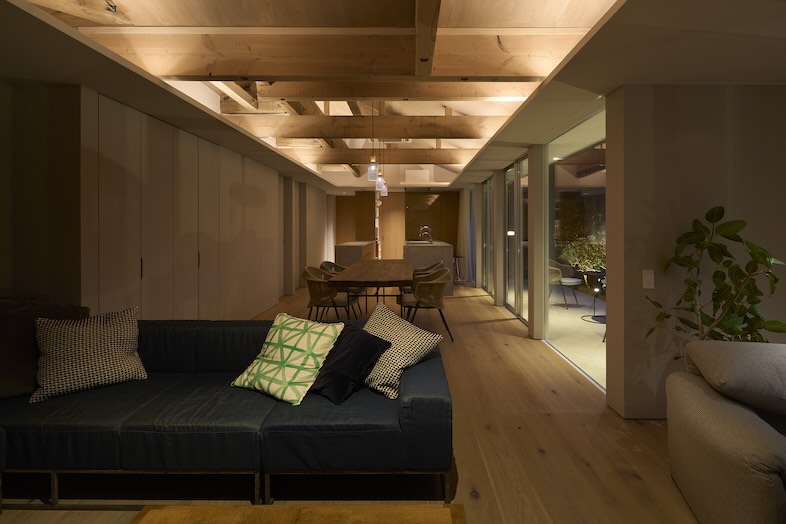 J studio 鎌倉 丘の家｜家族の団欒シーンやストーリー性のあるムービーにぴったりな夜のリビング