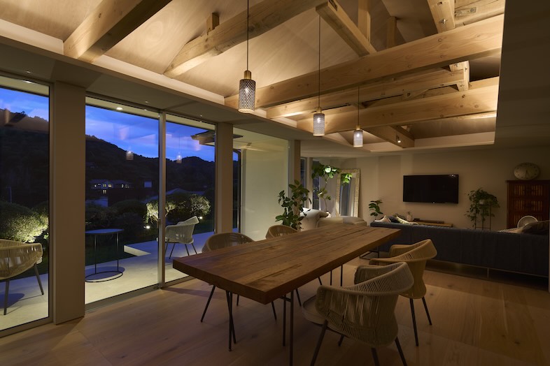 J studio 鎌倉 丘の家｜理撮影や会話シーンの演出にも最適な夜のダイニング