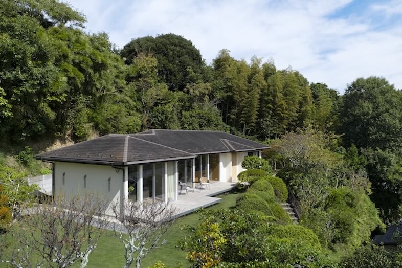 J studio 鎌倉 丘の家｜平屋の落ち着いた佇まいと深緑がベストマッチ