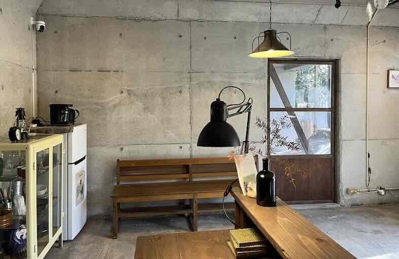 unbox okuōme｜【main-room】大きな開口から自然光が満ち、ビンテージ家具が絵になる空間