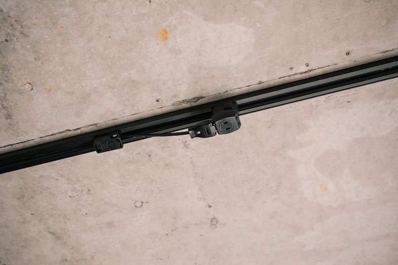 unbox okuōme｜【Main room】照明演出の自由度を高めるライティングレール