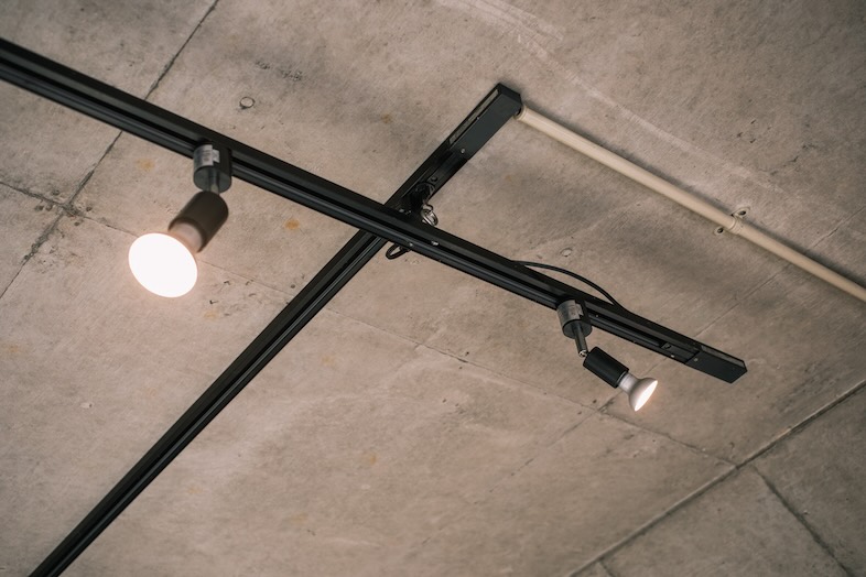 unbox okuōme｜【Main room】照明演出の自由度を高めるライティングレール