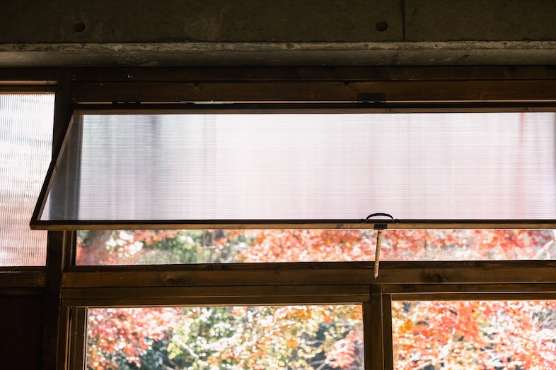 unbox okuōme｜【Main room】開閉可能な横長窓は、さながら四季の移ろいを切り取るキャンバス