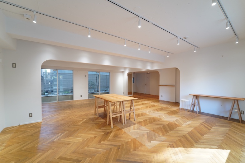 GOBLIN.表参道SIDEWALK店｜白壁×ヘリンボーン床が特徴的な撮影スタジオ