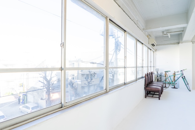 GOBLIN.学芸大学GALLERY店｜自然光が豊富に差し込む窓際スペース