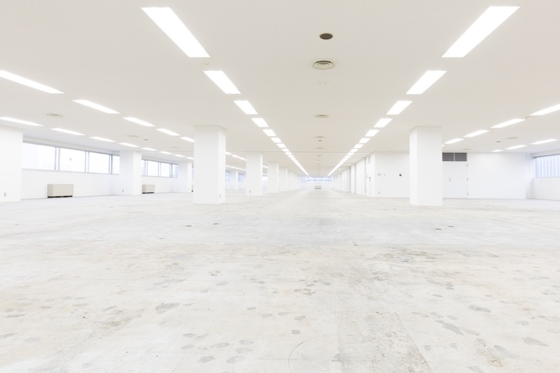 GOBLIN.海岸HALL店｜広さ1300平米以上のシンプルな空間