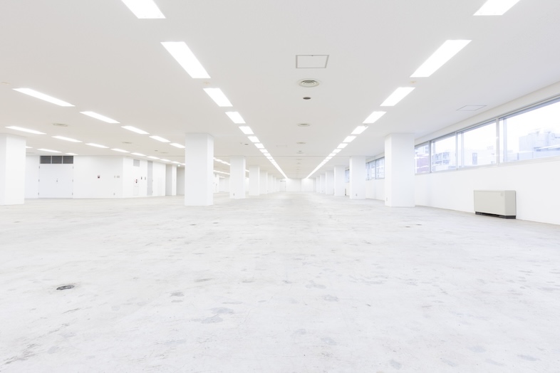 GOBLIN.海岸HALL店｜複数の窓から自然光が豊富に差し込む明るい空間