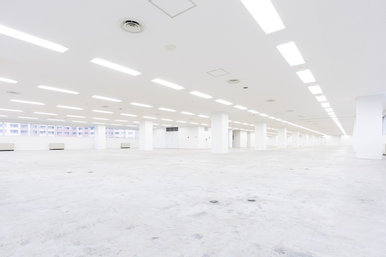 GOBLIN.海岸HALL店｜白を基調とした使い勝手のいいスペース