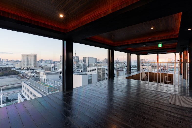 GOBLIN.お台場BLDG店 -BAR-｜エッジの効いた上階は高層階ならではの抜け感が映えるカットも撮れる