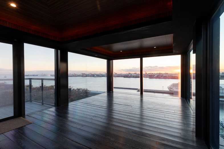 GOBLIN.お台場BLDG店 -BAR-｜360度の開放感！窓際ラウンジでの会話シーンやCM撮影に