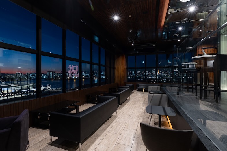 GOBLIN.お台場BLDG店 -BAR-｜室内照明は夜でも表情が見える明るさ