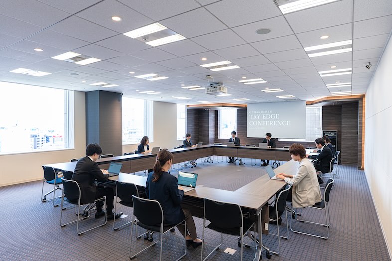 INFIELD / 御茶ノ水トライエッジカンファレンス｜【11D】天吊りプロジェクターを使用した会議イメージ
