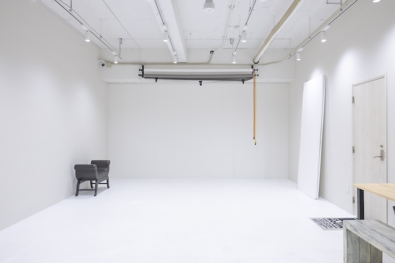 92 STUDIO｜【waiting room】白基調のシンプルな空間なので、クライアント控室やキャストの待機室として◎