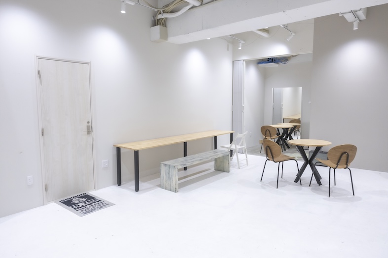 92 STUDIO｜【waiting room】複数人での待機も余裕