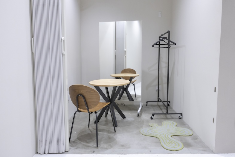 92 STUDIO｜【waiting room】鏡前チェックや軽いフィッティングにも◎