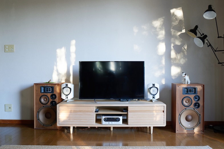 NORMAN HOUSE 東松山｜テレビを家族で観ているカットなど、リアルなリビングシーンが撮れる