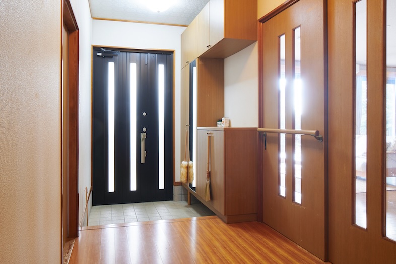NORMAN HOUSE 東松山｜帰宅シーンや来客カットを撮影しやすい玄関＆廊下