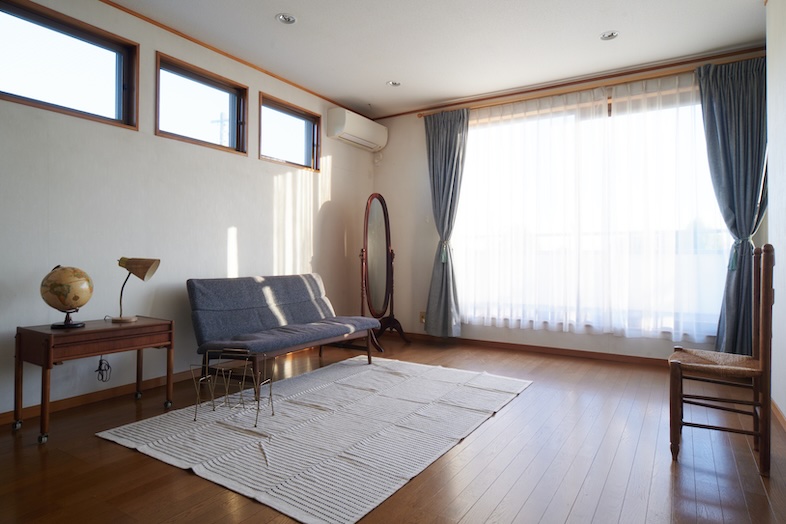 NORMAN HOUSE 東松山｜大きな窓のある洋室は、一人暮らしのワンルーム風のカットにも使える◎