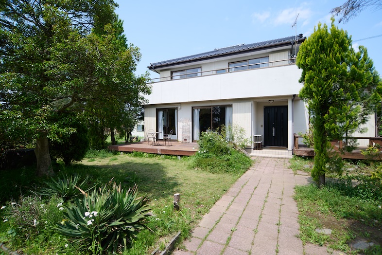 NORMAN HOUSE 東松山｜庭へ続くアプローチは家族の外出シーンやCMカットに