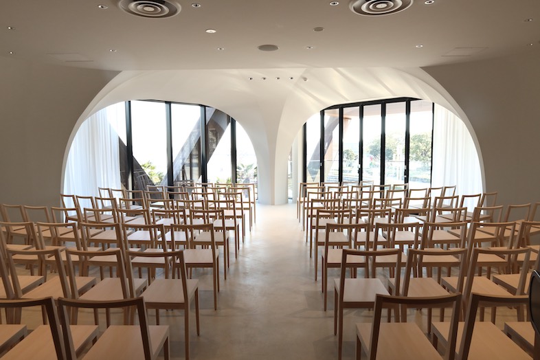 CRAZY GRANDE MAISON｜【2F セレブレーションフロア】横浜の空と海を望むロケーションに、豊かな自然光が広がる開放的な空間