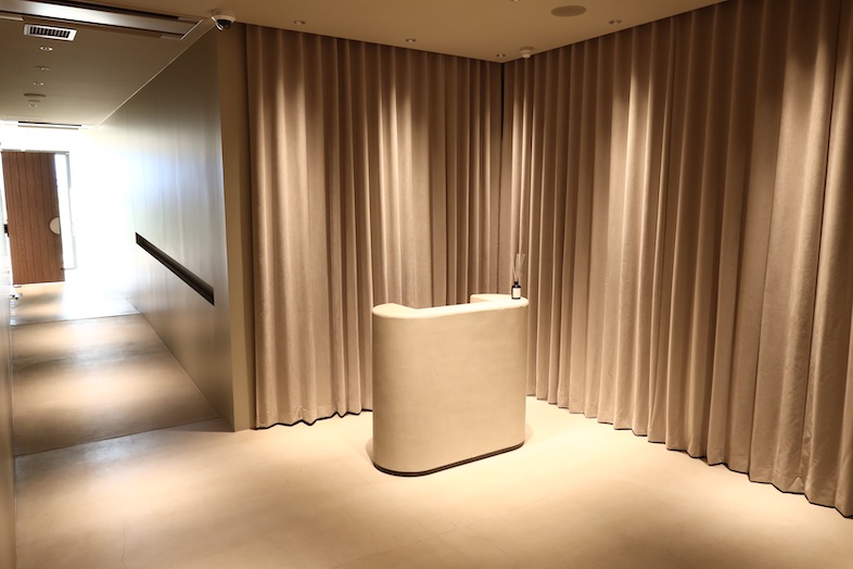 CRAZY GRANDE MAISON｜【3F 受付】カーテンを背景にアパレル、商品撮影可能