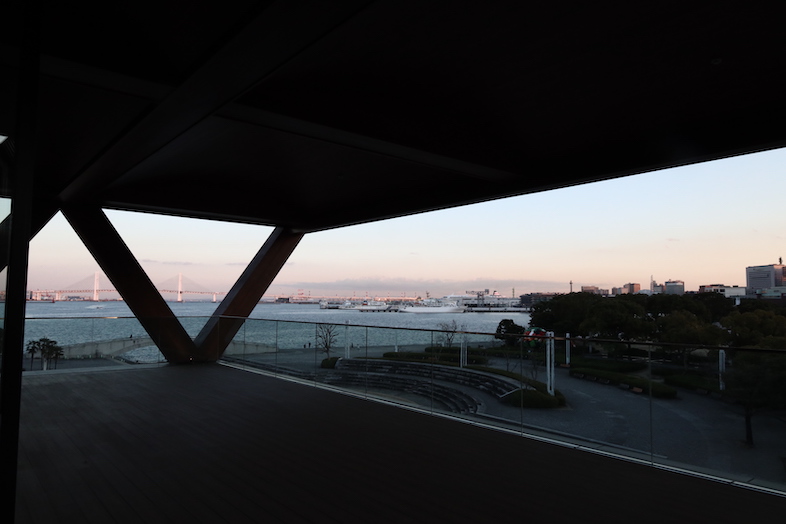 CRAZY GRANDE MAISON｜【テラス】夕焼けに染まる空とみなとみらいの海景色を一望できるテラス