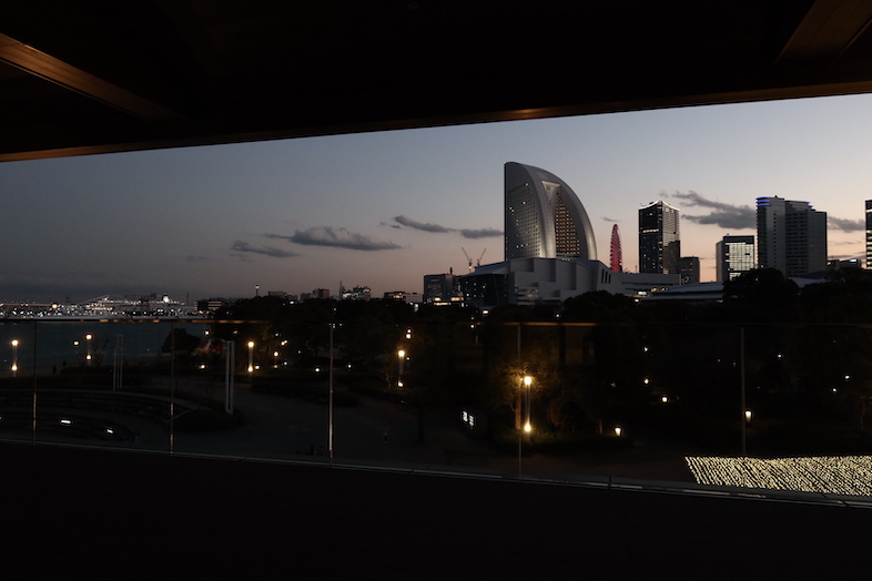 CRAZY GRANDE MAISON｜【テラス】インターコンチネンタルホテルやコスモワールドを一望できるテラスエリア