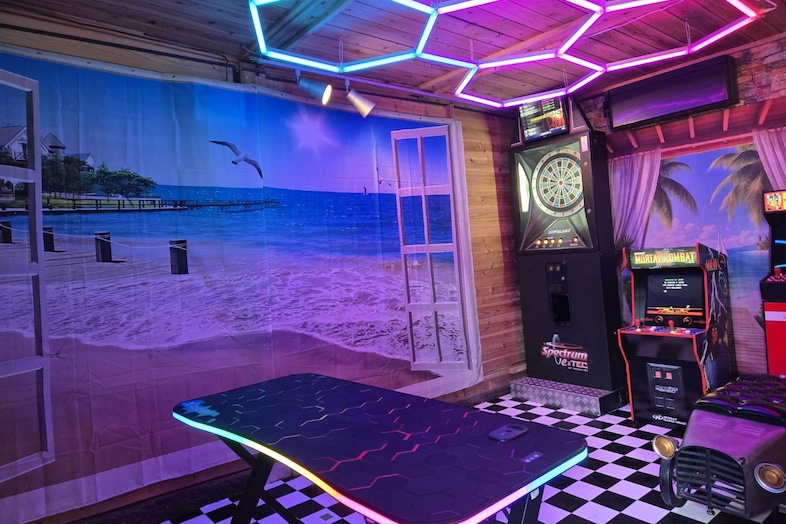オーシャンリゾート館山  Tハウス｜ネオンとゲーム機、レトロな遊具撮影に