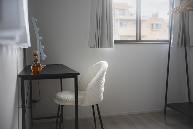 The Confidence House上板橋｜窓際デスクのある個室は、控室利用のほか、勉強や在宅ワークなどの撮影にも利用可