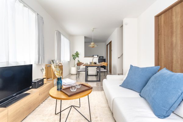 自然光がたっぷり差し込む明るいリビング全景