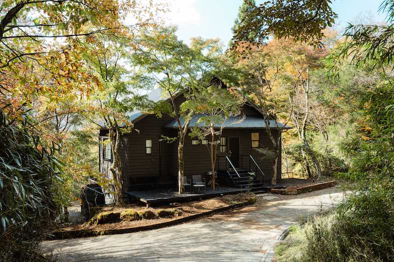 NEFU HAKONE｜箱根の木々に溶け込む一棟貸しスタジオの風情ある外観