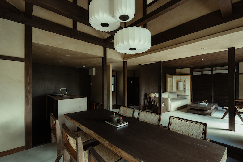 NEFU HAKONE｜天井高と大きな照明が印象的なダイニング