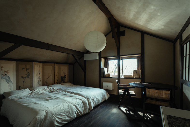NEFU HAKONE｜勾配天井が特徴的な寝室は合宿シーンやリトリート風のストーリー撮影にもフィット