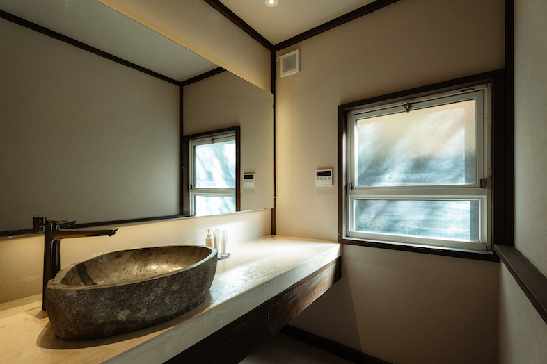 NEFU HAKONE｜天然石ボウルの洗面台はコスメ・スキンケア製品の撮影や身支度シーンにフィット