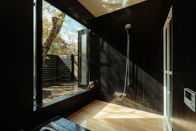 NEFU HAKONE｜全面開口と黒壁が特徴的なバスルーム