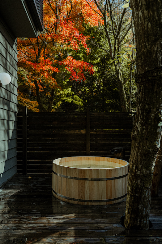 NEFU HAKONE｜露天風呂を背景に、季節感を取りいれた風情ある一枚が撮れる