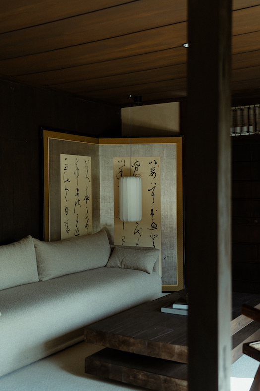 NEFU HAKONE｜掛け軸とソファを配した和モダンなリビング