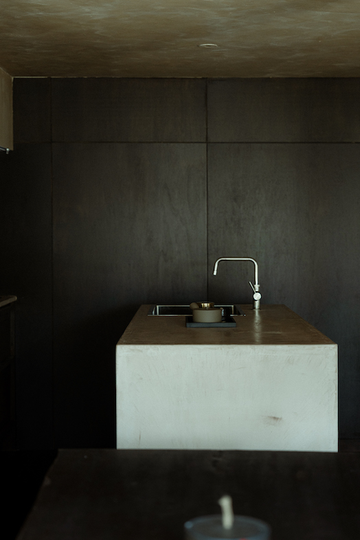 NEFU HAKONE｜フラットなダークウォールの洗練されたキッチン
