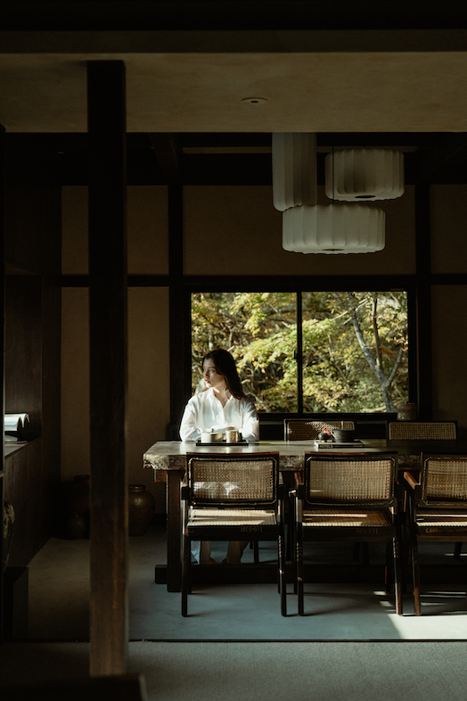 NEFU HAKONE｜ダイニングルームでの人物カット