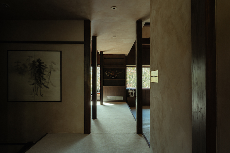 NEFU HAKONE｜光と影のコントラストが美しい空間は、モデルの入りカットやブランドの世界観を見せる導入シーンに最適