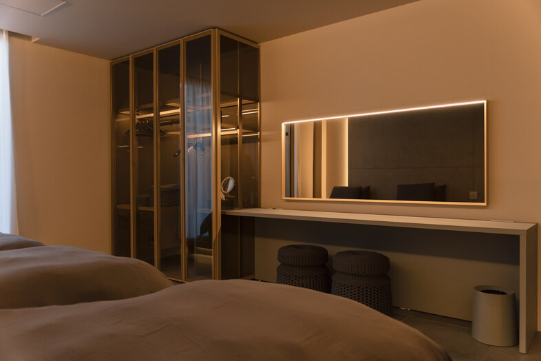 hotel norm. air｜ゴールドフレームの鏡が並ぶ寝室は、ドラマの身支度シーンを印象的に演出