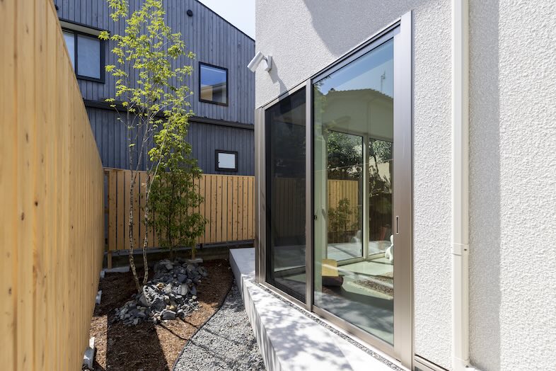 ひかりと土間の家｜栽の影が揺れるアプローチ